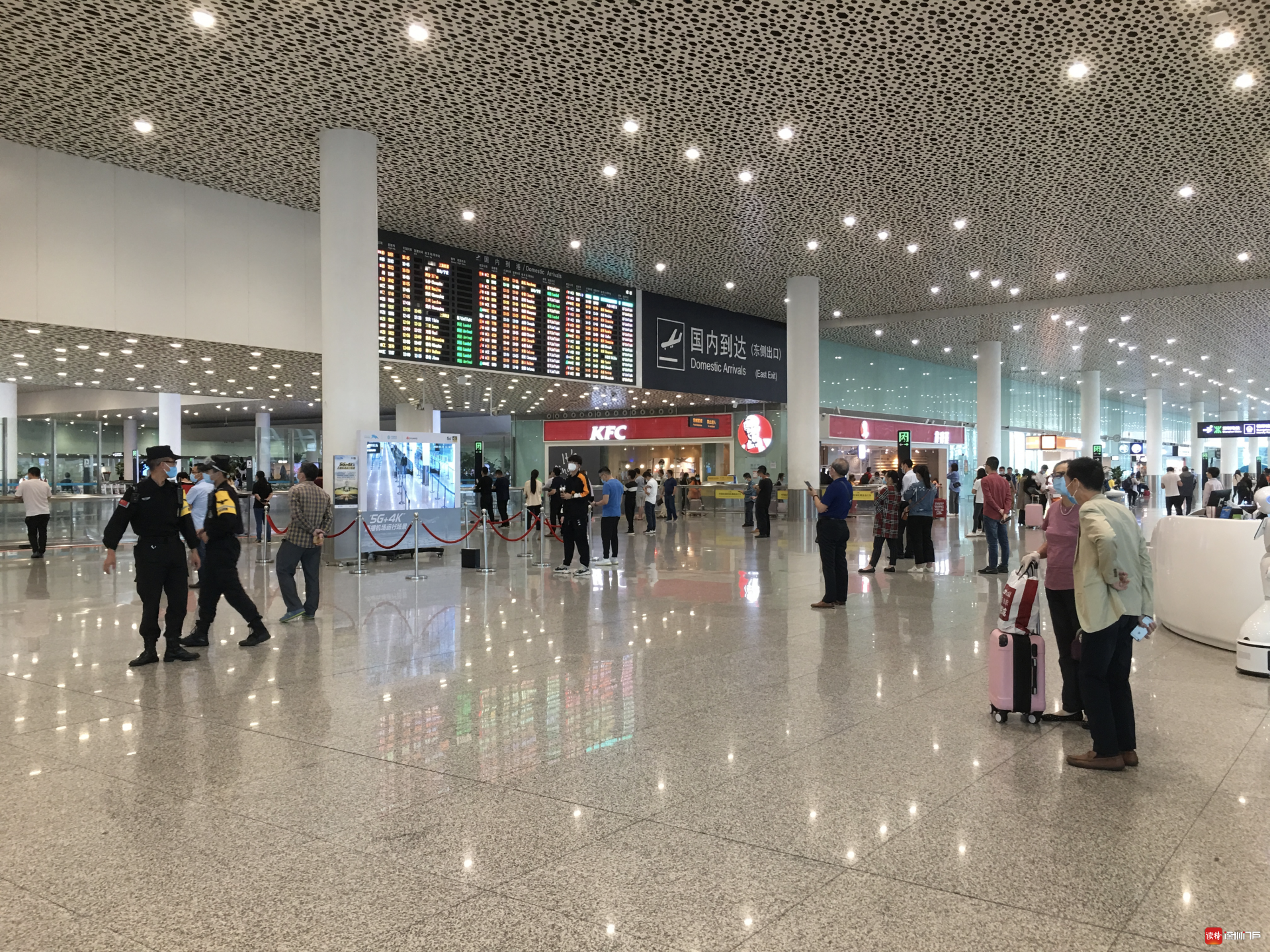 直击宝安国际机场境外抵深旅客专车运离机场国内到达旅客请放心