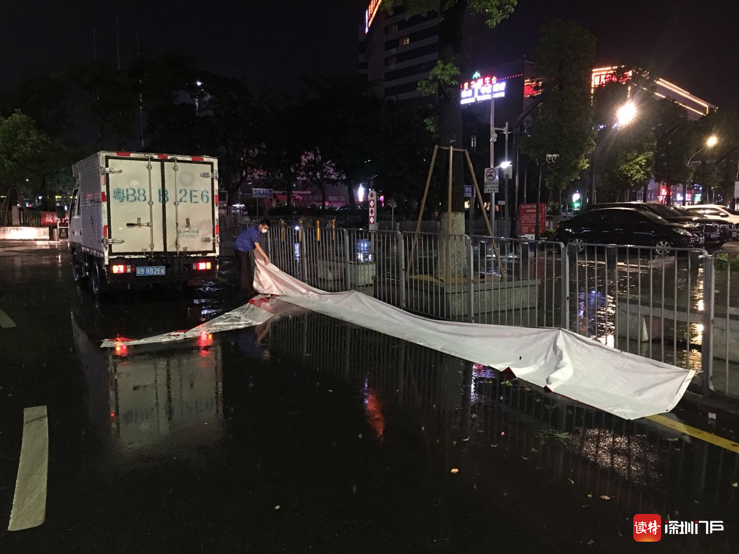 为及时消除安全隐患，公明街道执法队连夜排查户外广告  