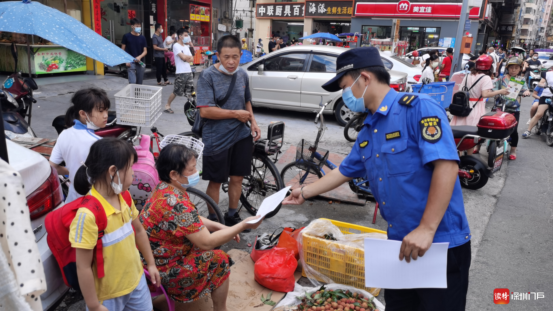 公明街道：“柔性执法”上街劝导商贩