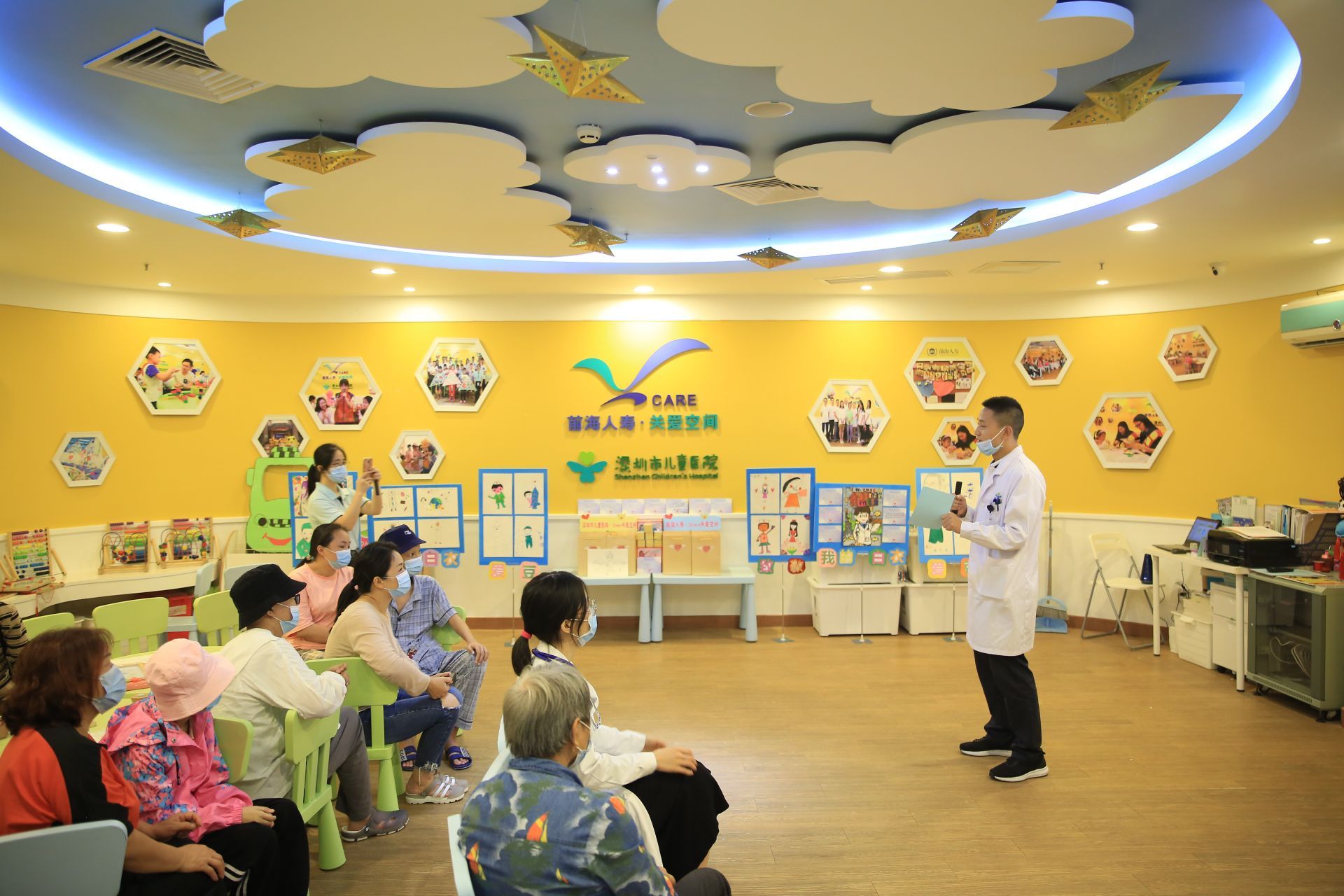 「致敬我的白衣爱豆」深圳市儿童医院关爱空间举行医师节活动