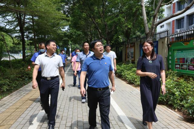 确保学校师生顺利开学,近日,龙岗区龙城街道党工委书记韦锋率队开展