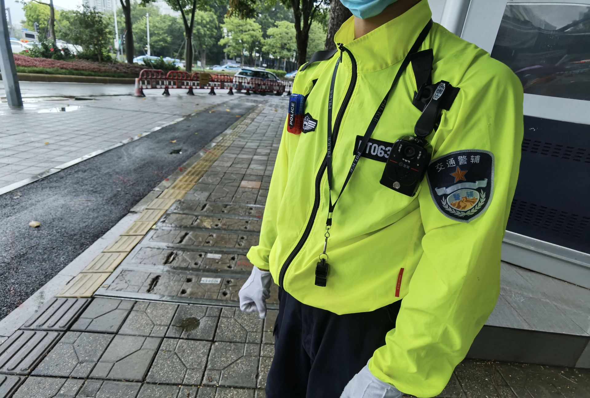 交警使用降温功能服引热议 系爱心企业捐赠1000件试用，网友对此有赞有弹