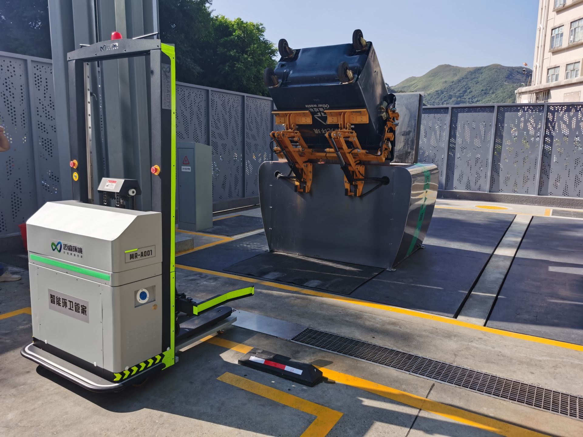 首批智能环卫机器人亮相罗湖长岭社区