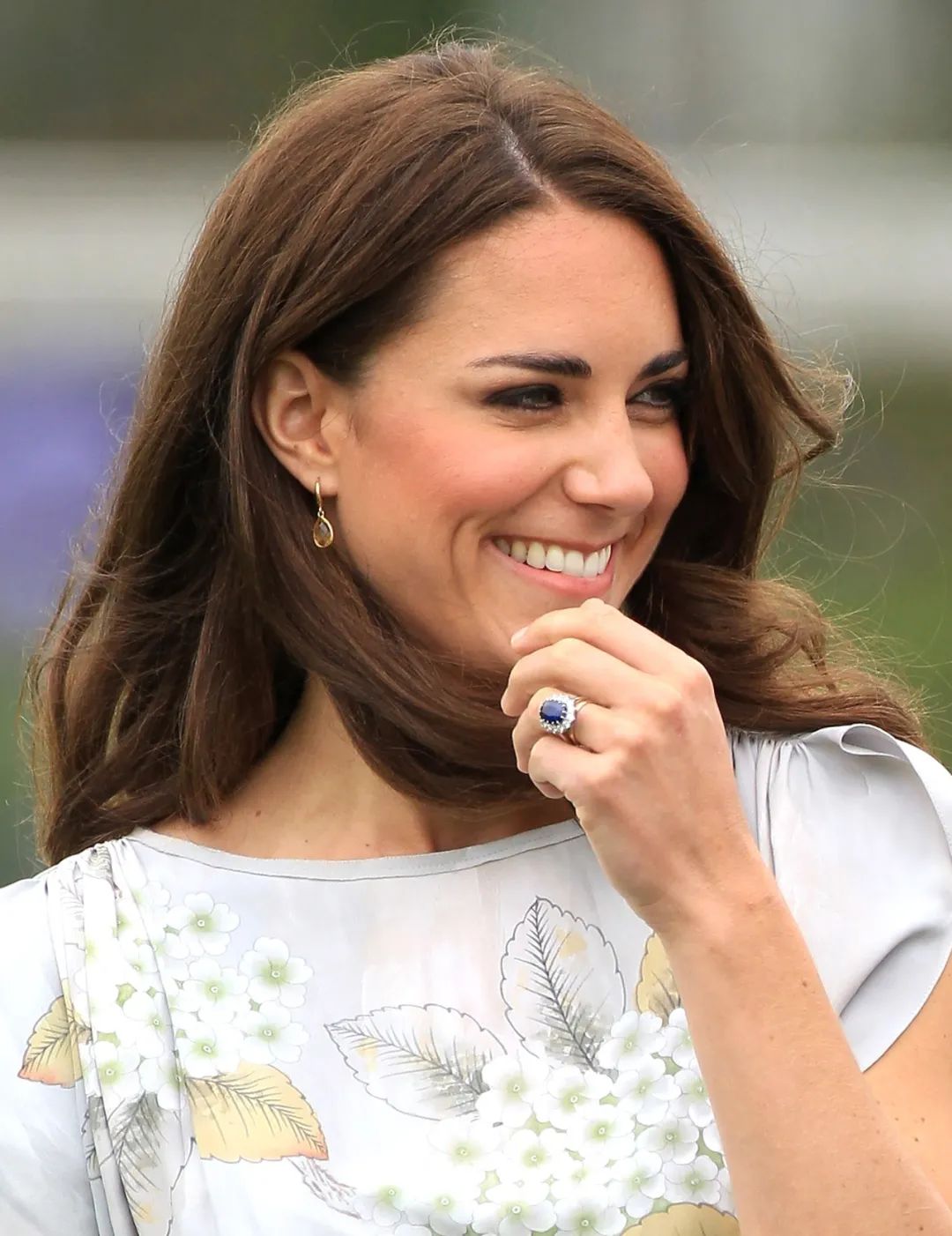 在查尔斯国王加冕典礼上，凯特王妃戴着耳环向戴安娜王妃致敬 - 万博游戏app下载