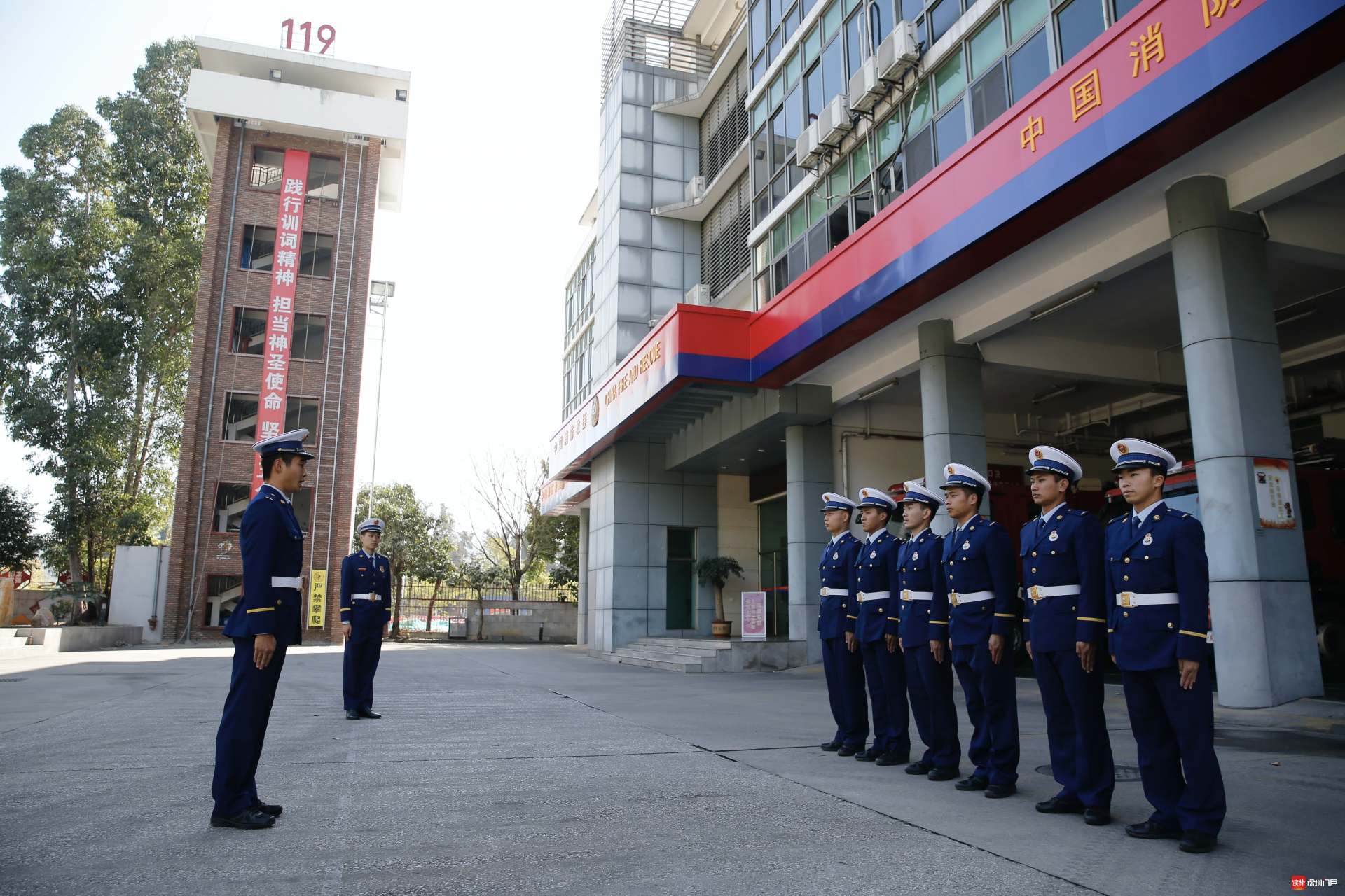 这抹火焰蓝太帅了深圳市消防救援支队新招录125名消防员